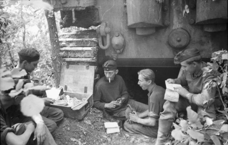 File:Bundesarchiv Bild 101I-022-2935-32, Russland, rastende Panzersoldaten.jpg