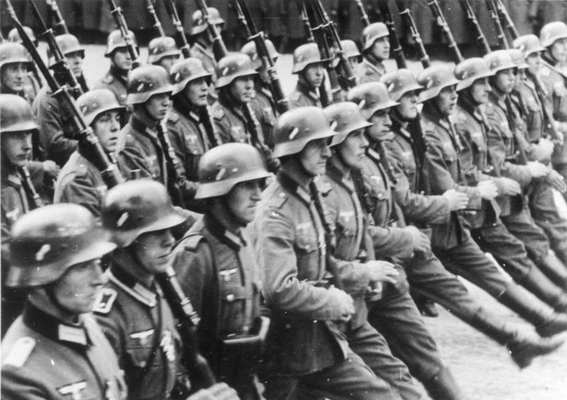 File:Bundesarchiv Bild 146-1989-034-21, Warschau, Parade vor Adolf Hitler.jpg