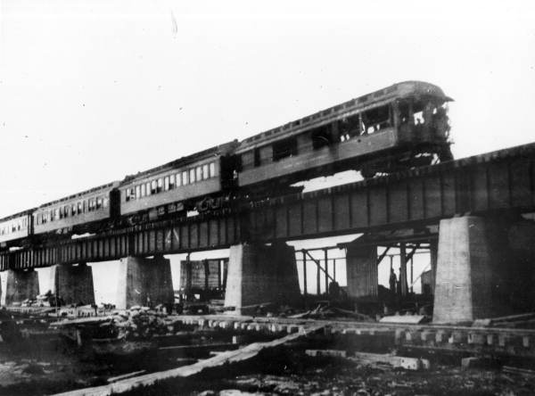 File:"Rambler" train on Overseas Railroad bridge.jpg