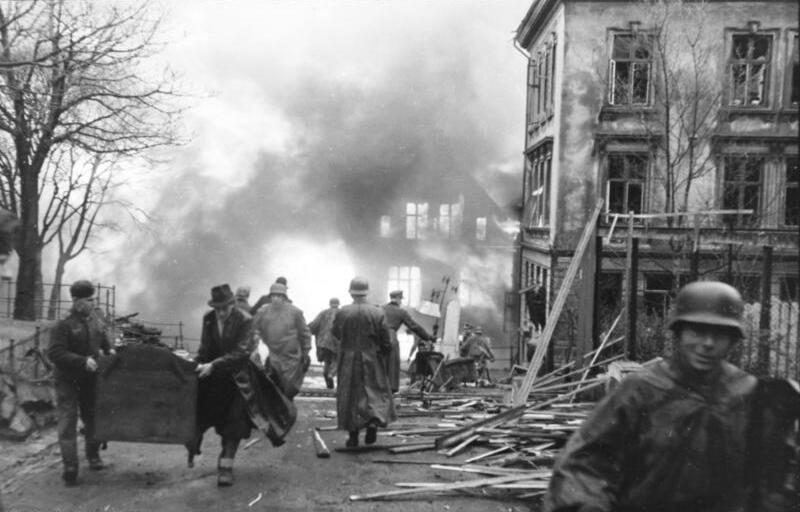 File:Bundesarchiv Bild 101I-117-0353-34, Norwegen, Bergen, brennendes Gebäude.jpg