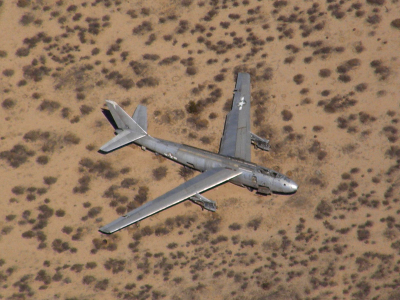 File:B-47B-25BW s-n 51-2075 sits derelict, Edwards AFB bombing range, 2008-10-13.jpg