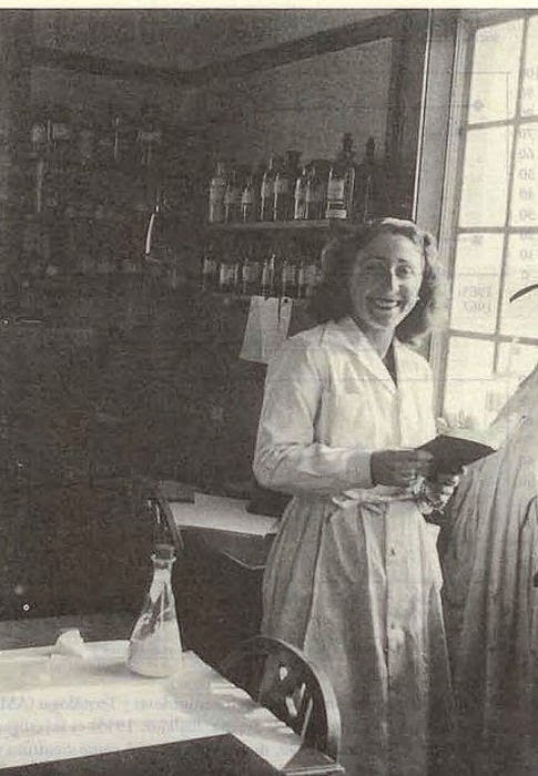 File:Sara Borrell Ruiz at window.jpg