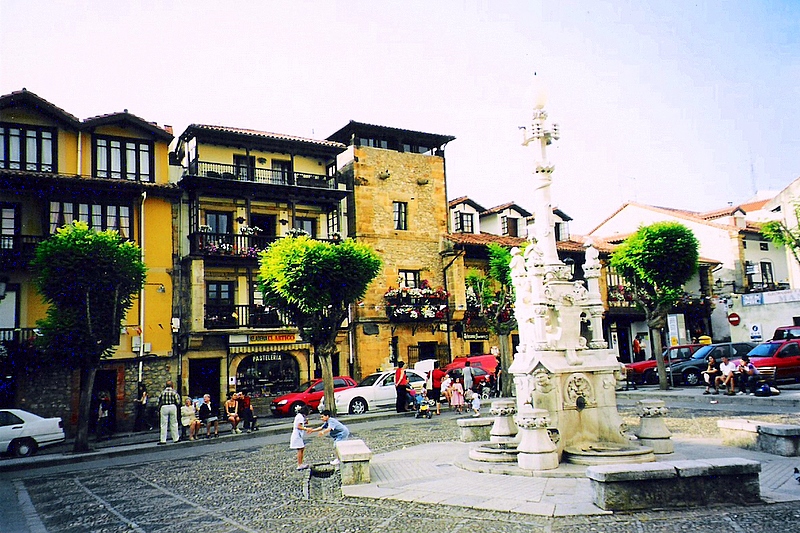File:Comillas - Cantabria.jpg
