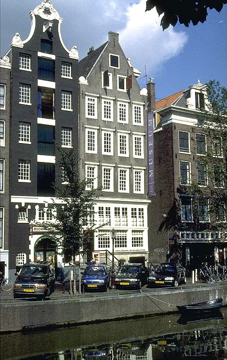 File:Ozv40, Oudezijds Voorburgwal 40-42, schuilkerk en museum.jpg