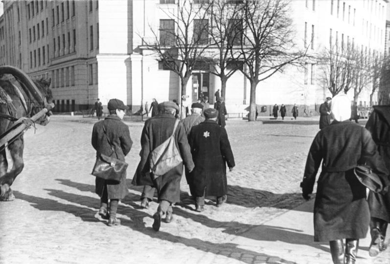 File:Bundesarchiv Bild 183-N1212-319, Riga, Juden müssen aus dem Fahrdamm gehen..jpg