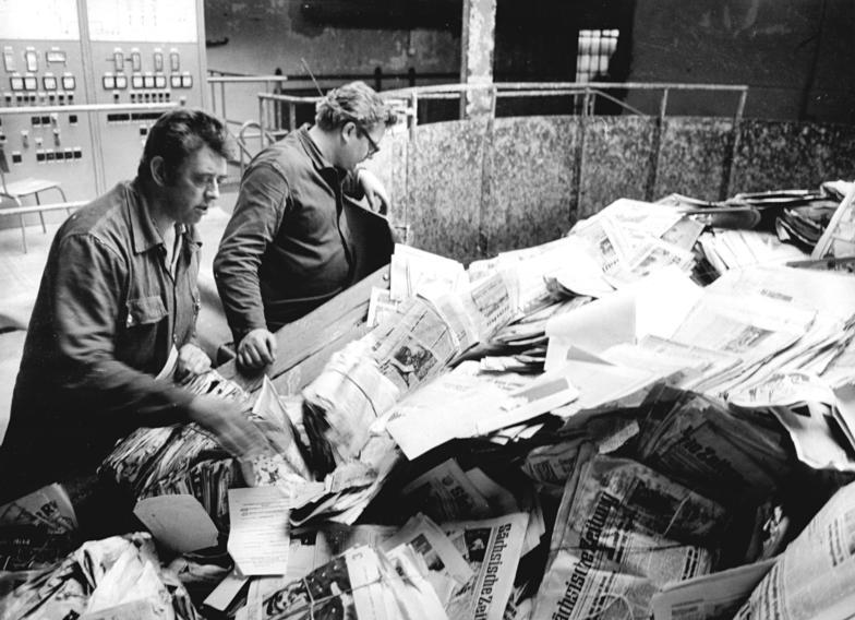 File:Bundesarchiv Bild 183-W0414-0006, Heidenau, Täglich 75 Tonnen Altpapier.jpg