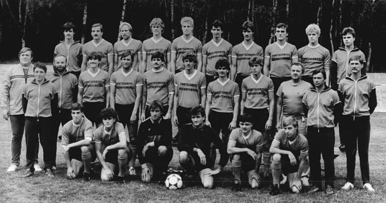 File:Bundesarchiv Bild 183-1986-0728-021, Mannschaftsfoto Fortschritt Bischofswerda.jpg