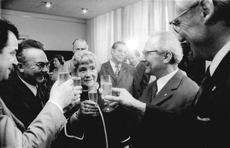 File:Bundesarchiv Bild 183-M0712-0039, Berlin, Eröffnung Otto-Nagel-Haus, Honecker.jpg