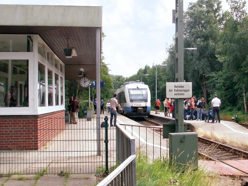 File:Eiderstedterbahn006-ColAdj.JPG