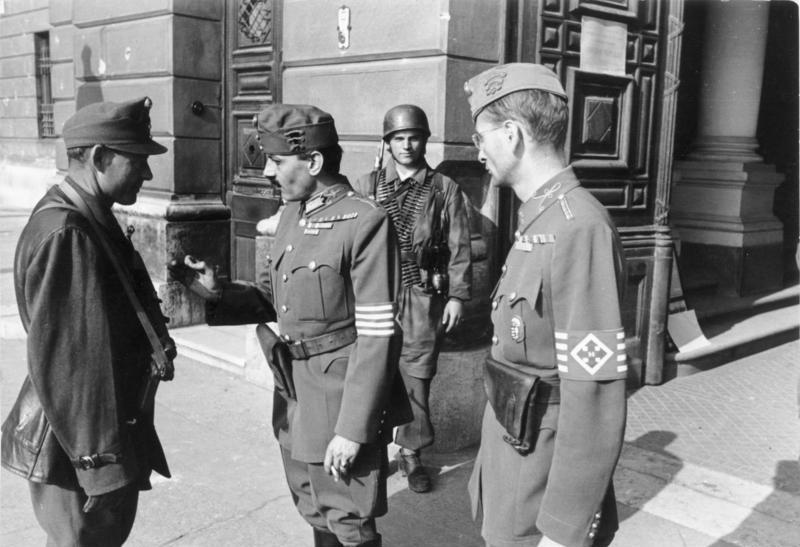 File:Bundesarchiv Bild 101I-680-8283A-27A, Budapest, ungarische Soldaten vor Verteidigungsministerium.jpg