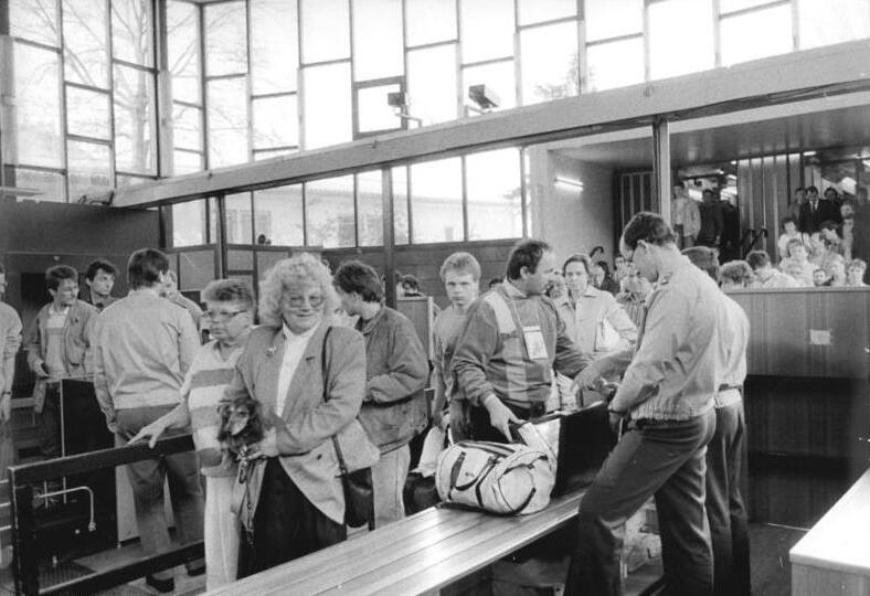 File:Bundesarchiv Bild 183-1990-0403-311, Berlin, Bahnhof Friedrichstraße, Grenzkontrolle.jpg