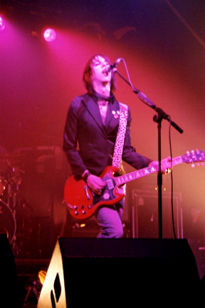 File:King Adora Matt Browne Live London 2001.jpg