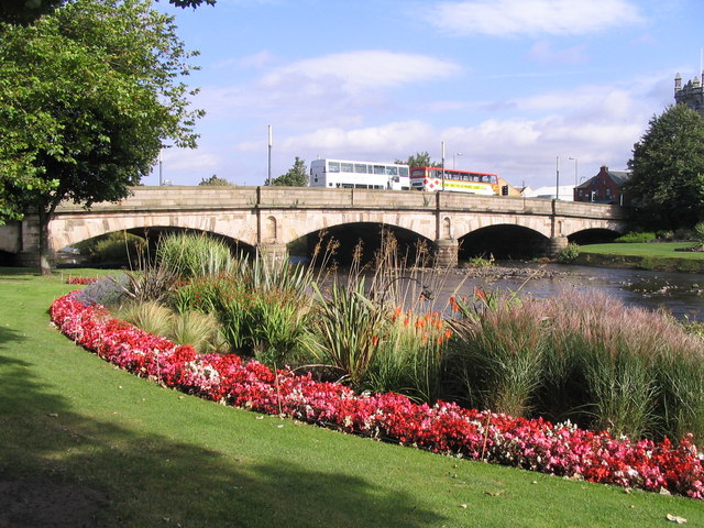 File:Musselburgh Esk flower beds.jpg