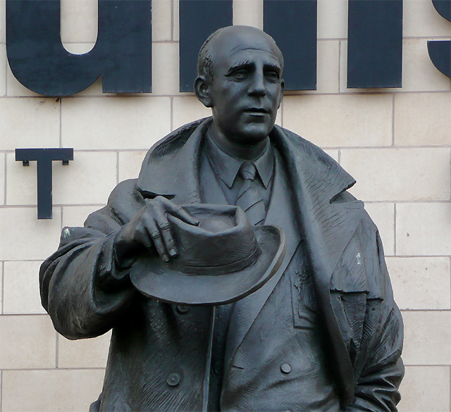 File:StanCullisStatue.jpg