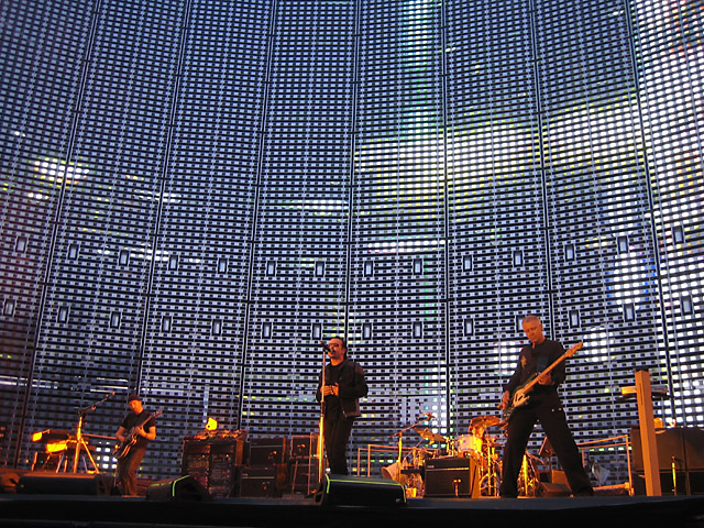 File:U2 brussels 2005-06-10.jpg