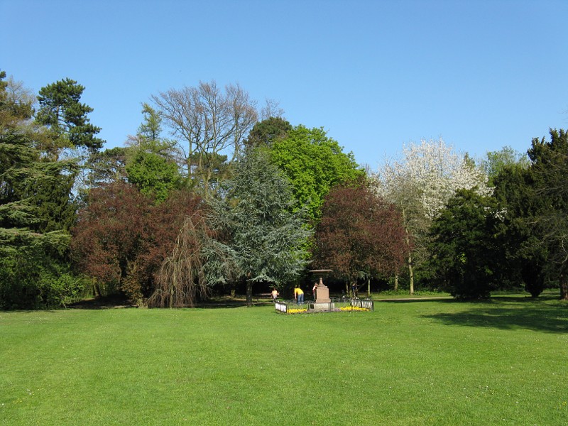 File:Stewart park-arboretum-2-800.jpg