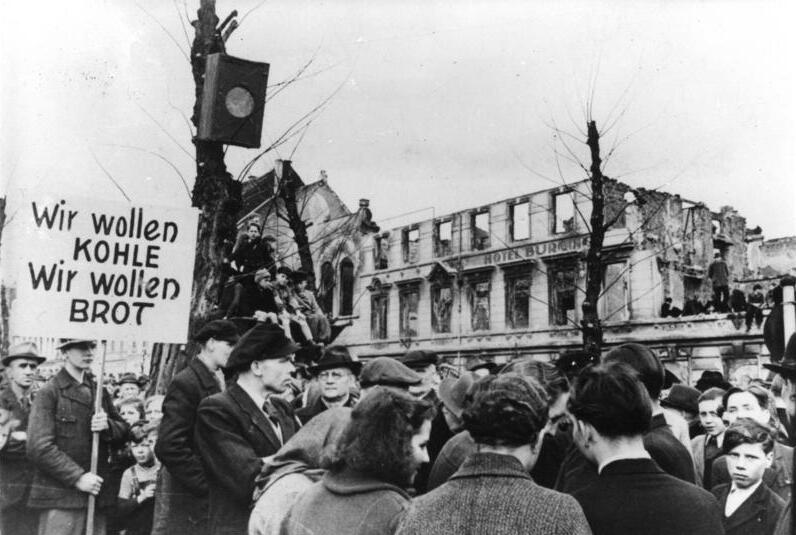 File:Bundesarchiv Bild 183-B0527-0001-753, Krefeld, Hungerwinter, Demonstration.jpg