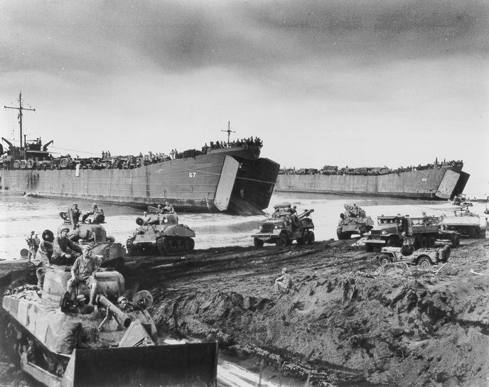 File:LST-67-unloads-tanks.jpg