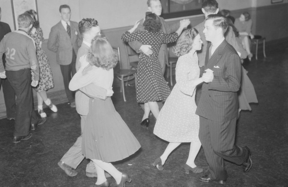 File:Dance. Square Dancing at North Branch Y.M.C.A BAnQ P48S1P06773.jpg