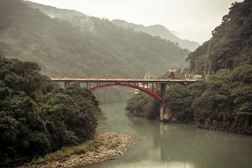 File:A bridge in Wulai (12239545553).jpg