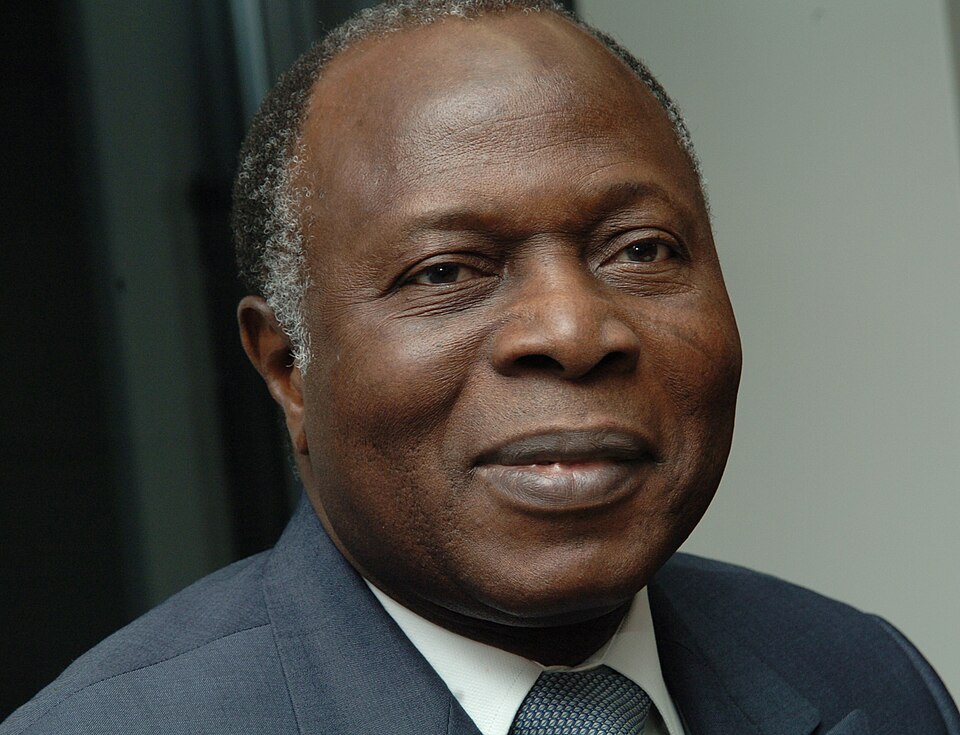 File:Koffi Sama premier 2004.jpg