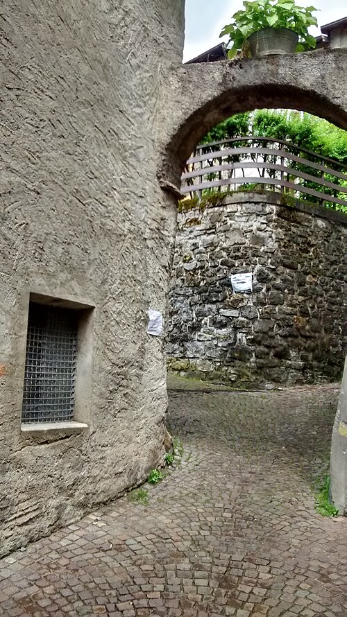 File:Narrow streets in Esino Lario.jpg
