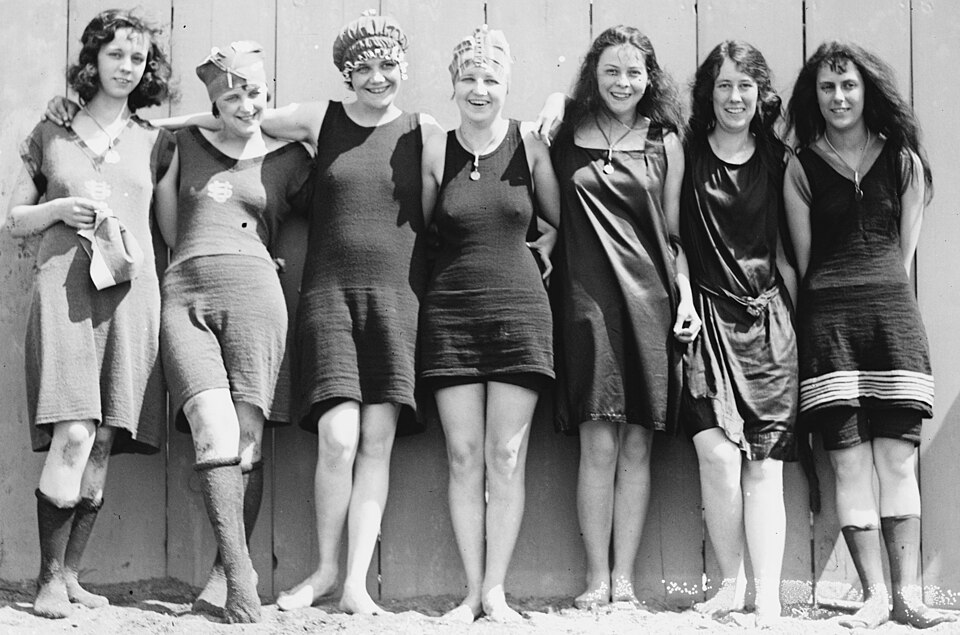 File:Potomac Tidal Basin female swimmers (cropped).jpg