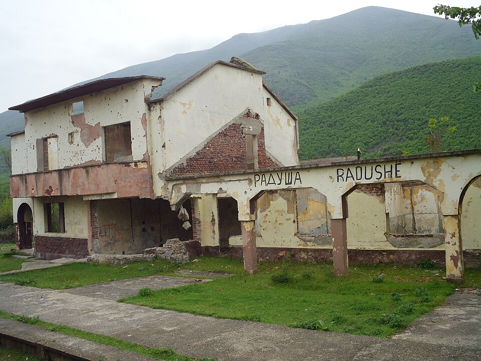 File:Radusa train station ruin.JPG
