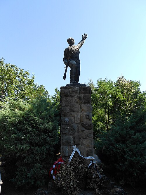 File:Spomenik Partizanima u Trsteniku.jpg