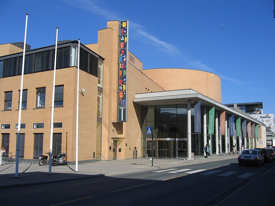 File:Trondelag Teater.JPG