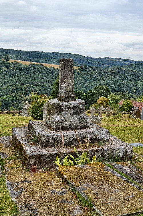 File:Churchyard cross, Penallt (geograph 5097672).jpg