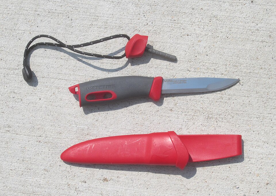 File:Mora Knife with Ferrorod.jpg