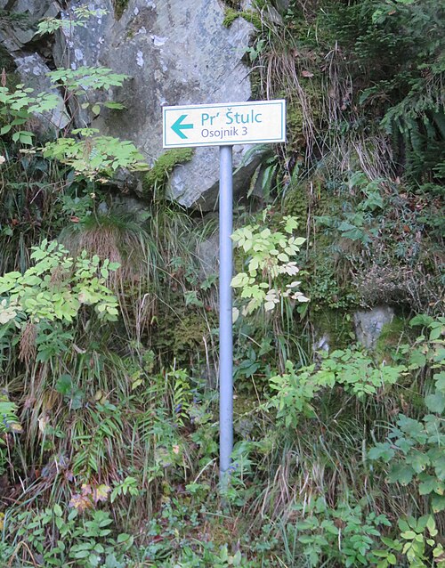 File:Osojnik Železniki Slovenia - sign.jpg