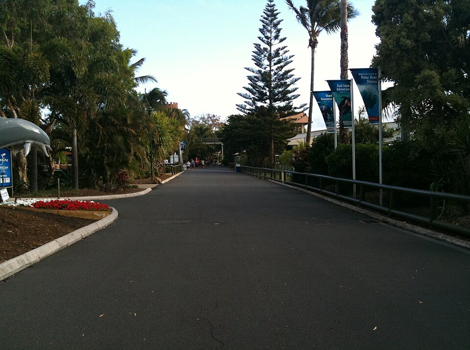 File:Seaworld Main Path.jpg