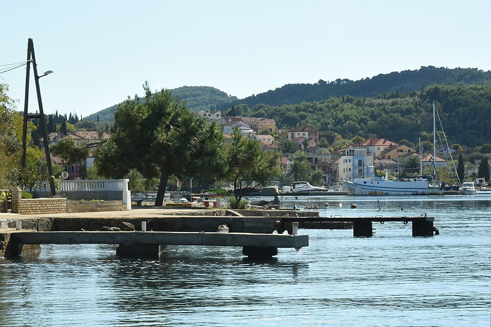 File:Village de Preko, sur l'île d'Uglian.jpg