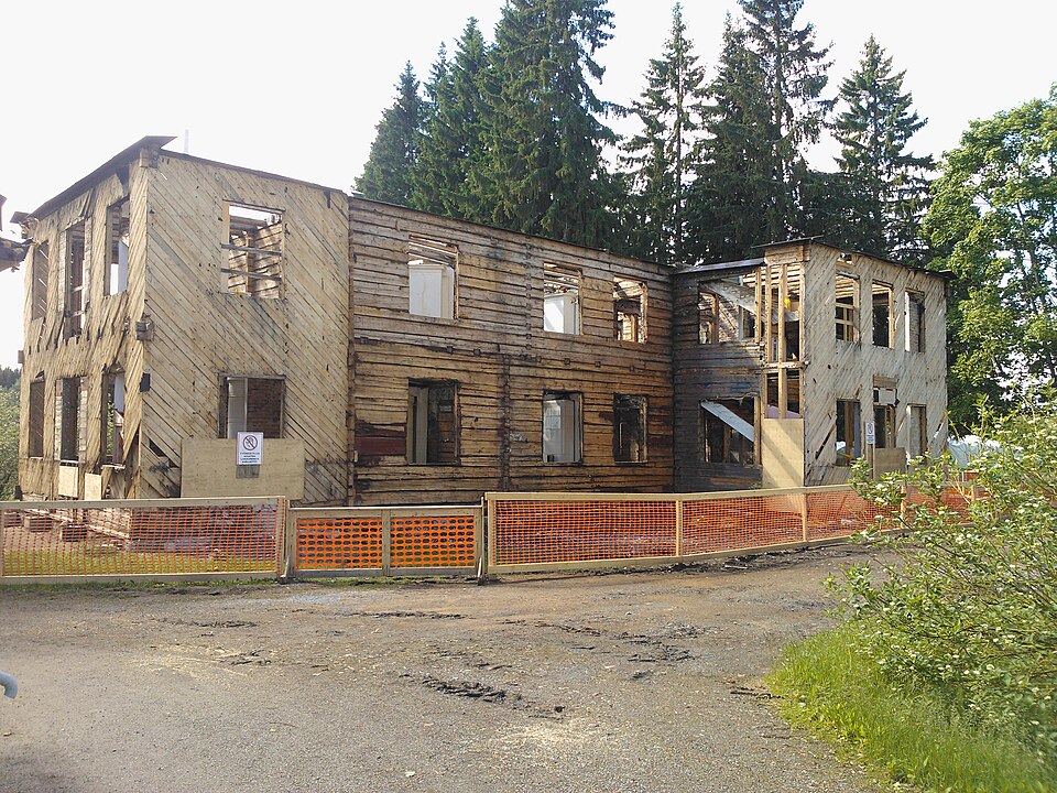 File:Deanery after the fire 18.03.2011 01.jpg