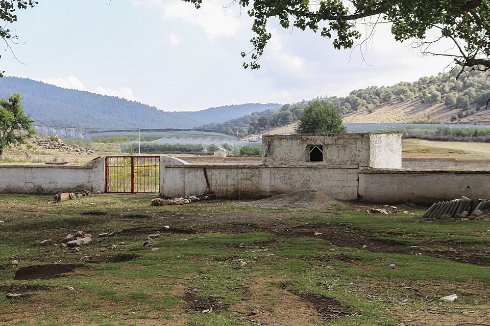 File:Douar Ait Haddou El Hejjaj cemetery.jpg