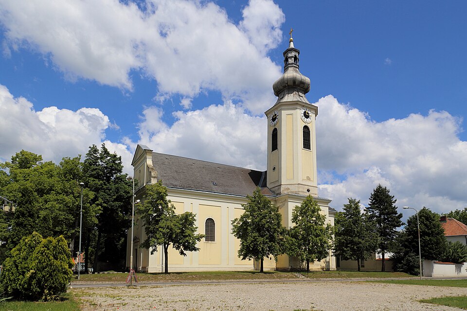 File:Obersiebenbrunn - Kirche.JPG