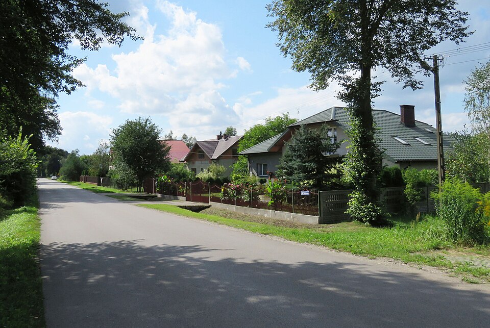 File:Łubno, foto 3, ulica Główna.jpg