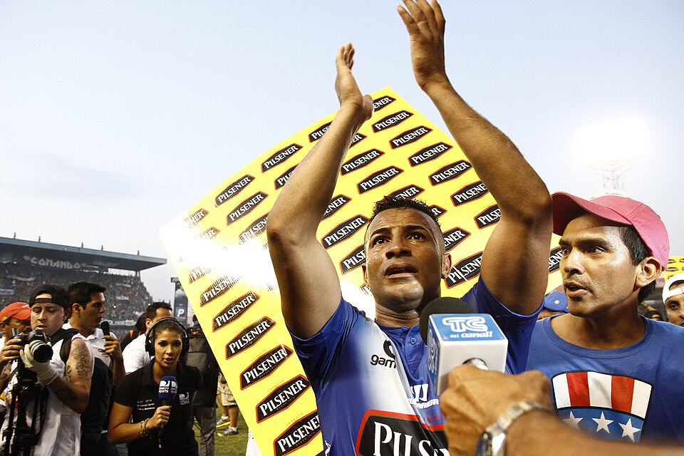 File:EMELEC CAMPEON 2014 (15456305943).jpg