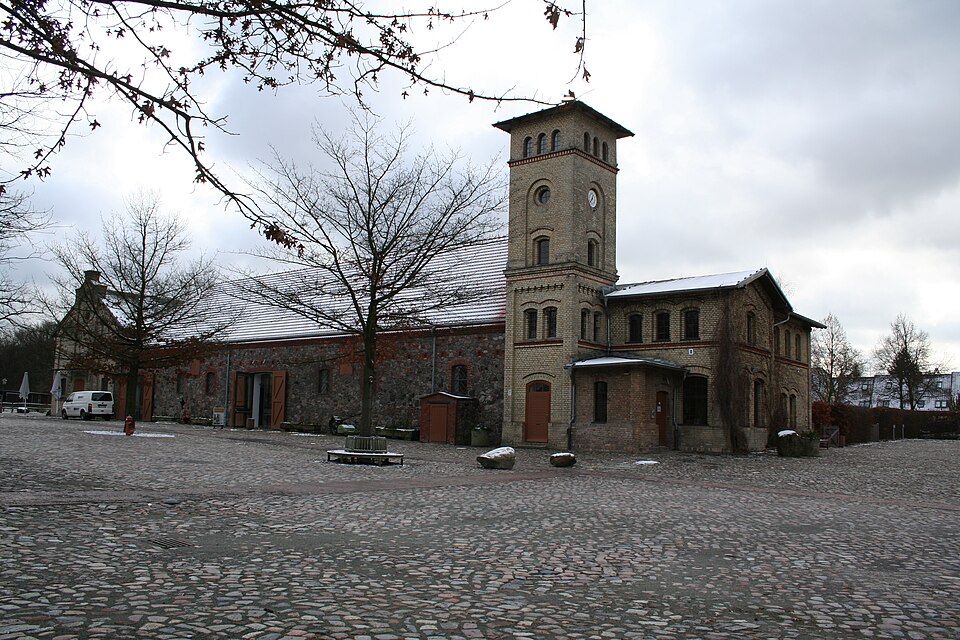 File:Gutshof Britz Museum Neukölln (Alice Chodura).JPG