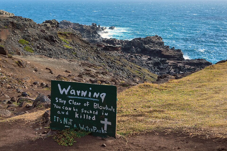 File:Warning Sign at Nakalele Point.jpg