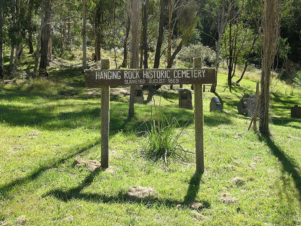 File:Hanging Rock Cemetery.JPG