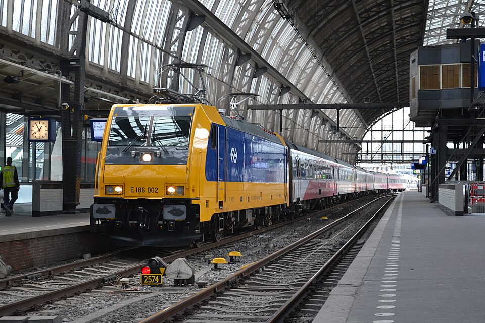 File:NSI 186 002+Prio-stam, Amsterdam Centraal.jpg
