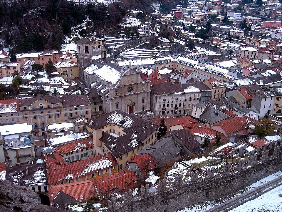 File:PiazzaCollegiataInverno.jpg