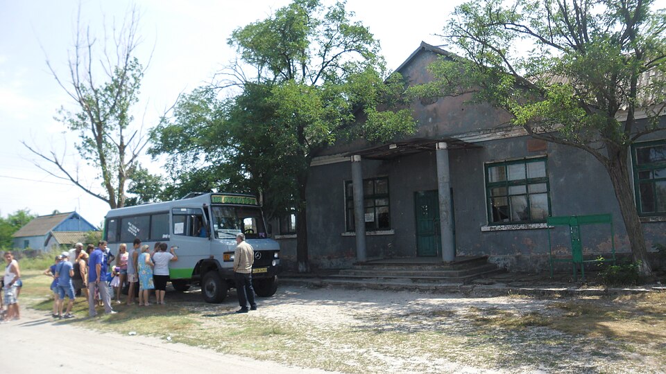 File:Кінбурн. Автобусна зупинка у Василівці.JPG