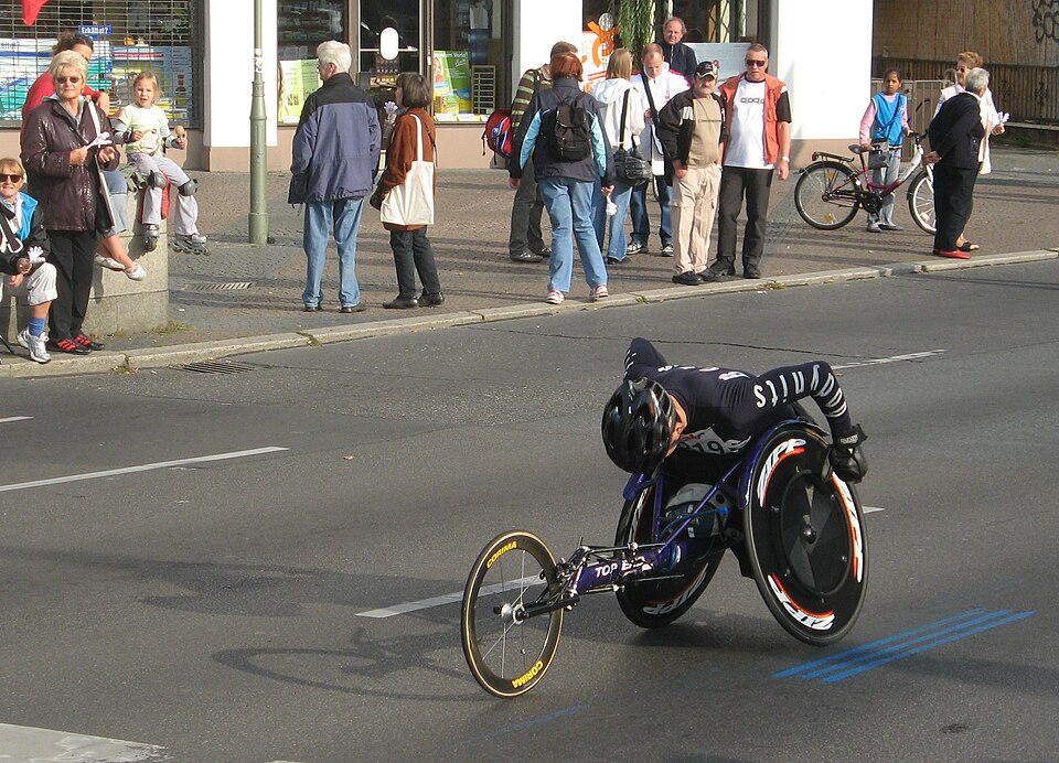 File:Berlin marathon schwarzer rolli.JPG