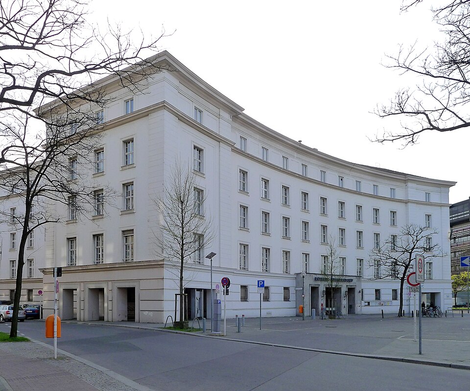File:Fehrbelliner Platz 4 Berlin-Wilmersdorf.jpg