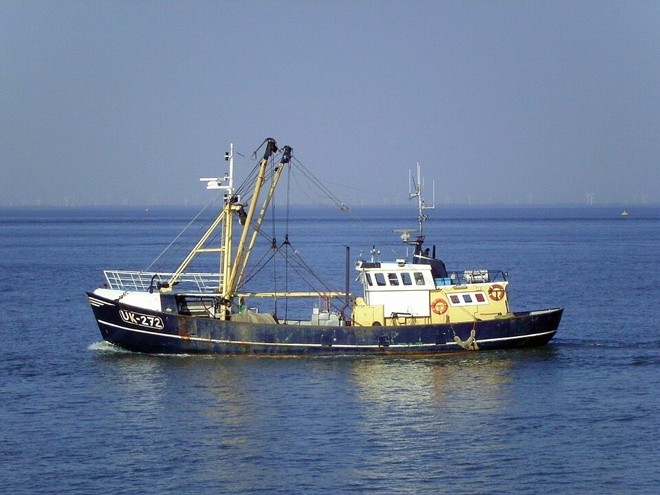 File:Fishing vessel UK-272.jpg