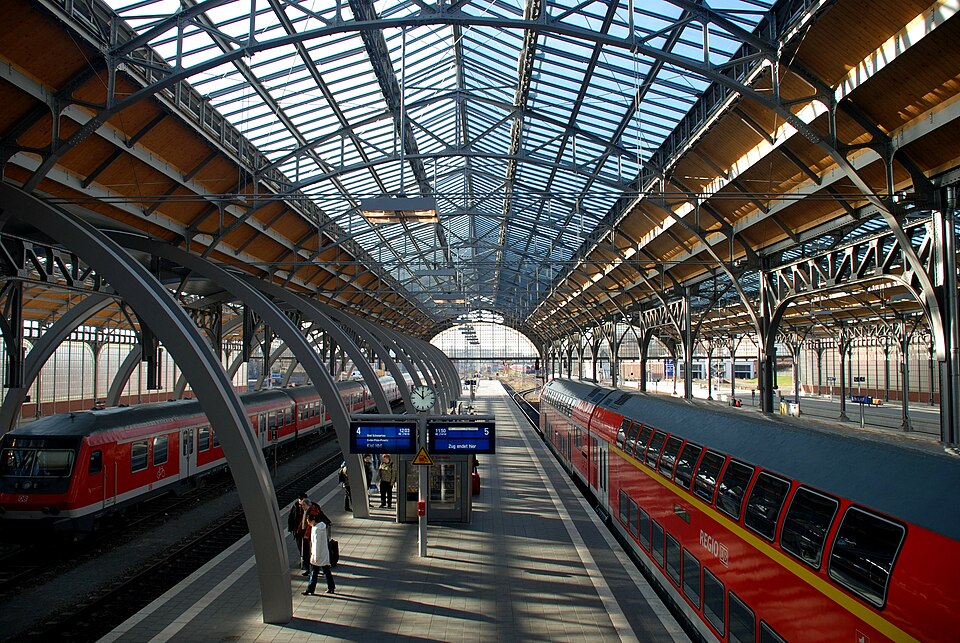 File:Lübeck Hbf, Bahnhofshalle.jpg